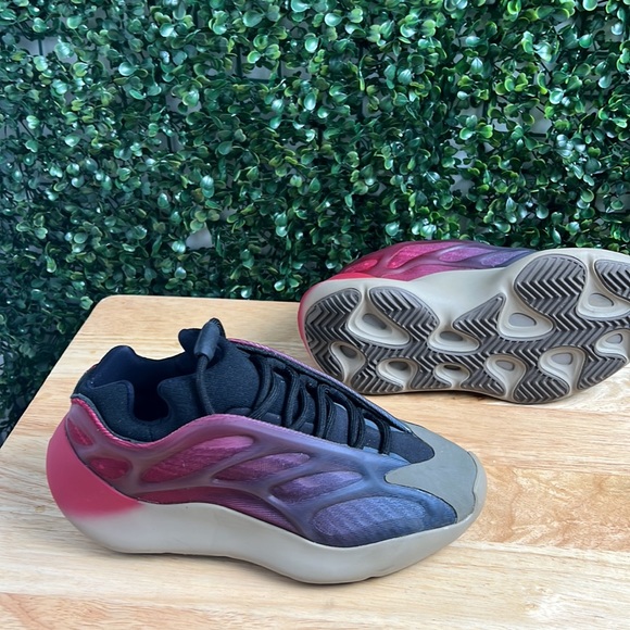 Yeezy 700 - Picture 3 of 3